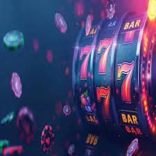 6pgm Card Games APP ဖြင့် မြန်မာ ကစားသမား ဖုန်းပေါ်မှ Teen Patti ကစားနေသောမြင်ကွင်း
